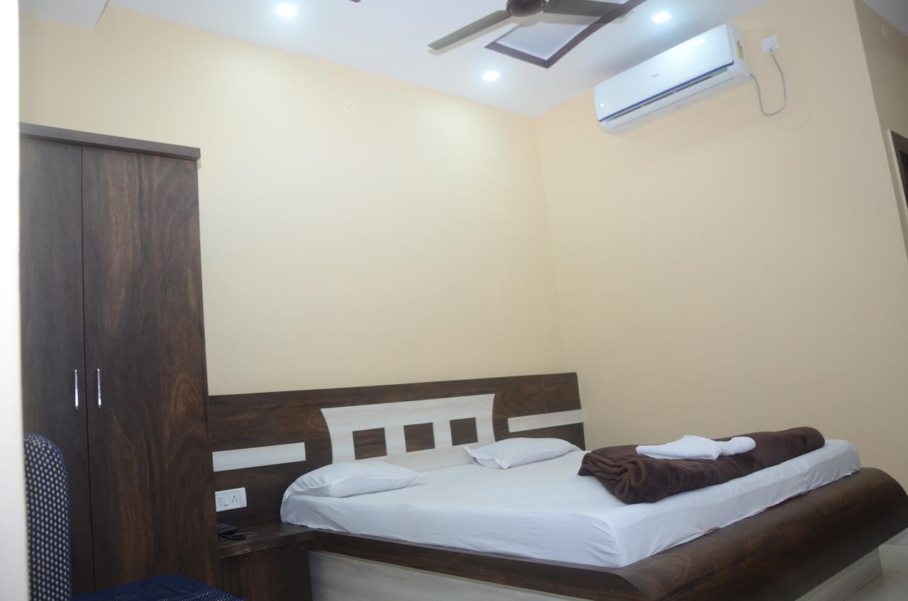 Hotel Sharda Inn เดฟการ์ ภายนอก รูปภาพ